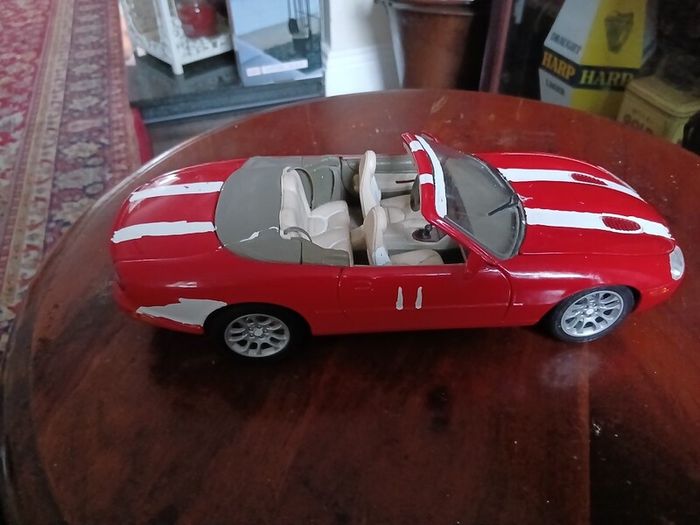 Maisto 1/18 scale jag