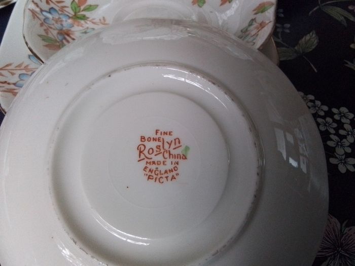 Rosyln Twenty Piece China Teaset