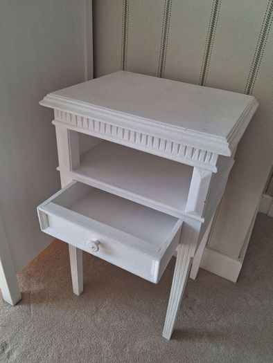 Chevet Arnaud blanc antique bedside table
