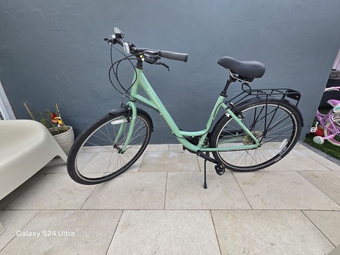 Women's bike with cushioned seat