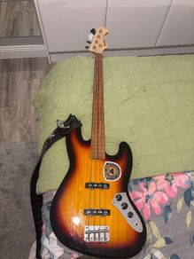 harley benton  fretless delux series 4 string