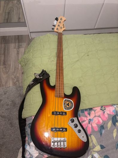 harley benton  fretless delux series 4 string