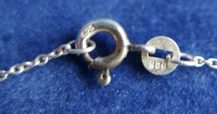 Vintage 925 Sterling Silver Celtic Knot Pendant and Necklace length 16" - 3g