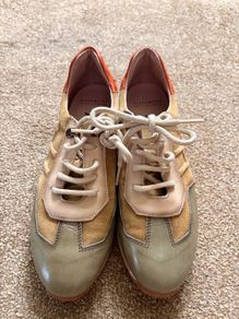 Hispanics trainers size 5