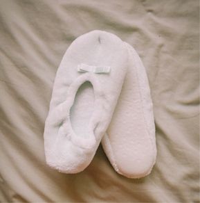 Fluffy bow slippers