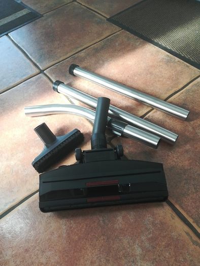 Vacuum cleaner pipe and brush set.