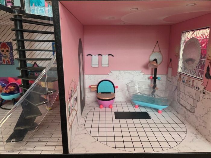 LOL Dolls house including Lol dolls and all furniture