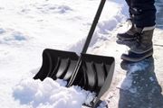 Snow Shovel for Driveway 558.8 mm Plastic Shovel with D-Grip Handle, for Home Garden Camping Outdoor Use, Aluminum Strip, Large Capacity Lightweight Snow Removal Tool with Extended Steel Handle
