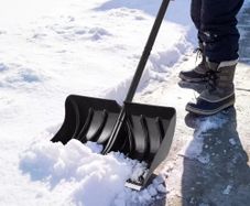 Snow Shovel for Driveway 558.8 mm Plastic Shovel with D-Grip Handle, for Home Garden Camping Outdoor Use, Aluminum Strip, Large Capacity Lightweight Snow Removal Tool with Extended Steel Handle