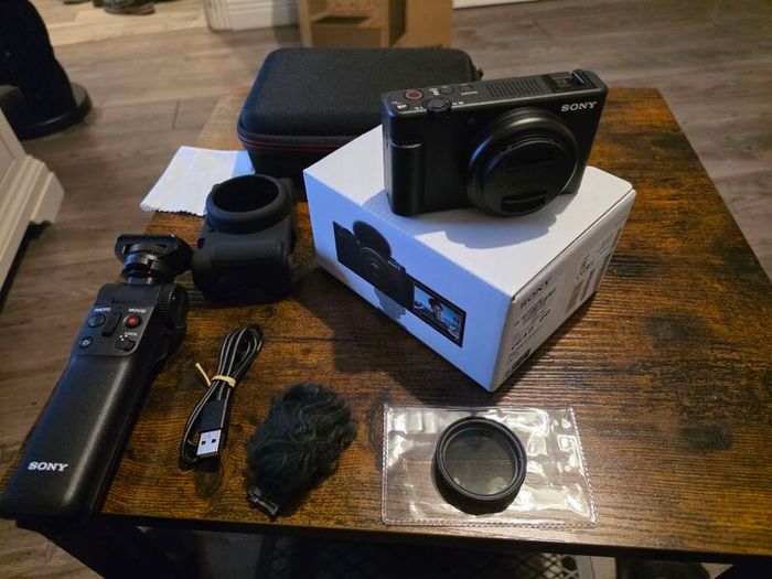 Sony Digital Camera ZV-1F Vlogger Camera bundle like new