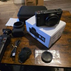 Sony Digital Camera ZV-1F Vlogger Camera bundle like new