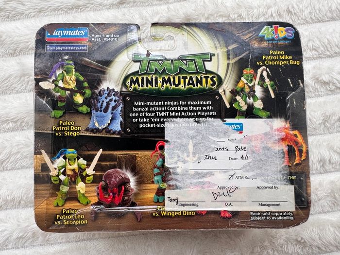 Teenage Mutant Ninja Turtles Mini  TMNT Mini-Mutants Paleo Patrol Raphael vs. Winged Dino (2008 mini-figures) Damaged Box Please see photos