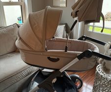 Beige pram travel system & car seat (beige)