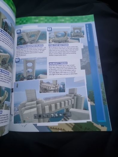 Minecraft: Maps : An Explorer's Guide to Minecraft by Mojang AB and The Official Minecraft Team and Cool builds in Minecraft.