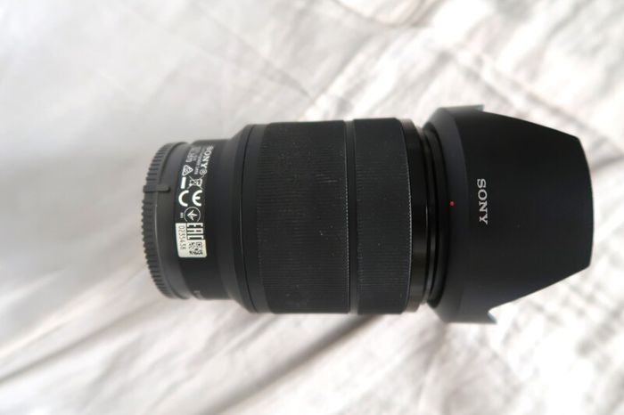 Sony 28-70mm f/3.5-5.6 OSS Kit Lens (Front/Rear Caps + Hood)