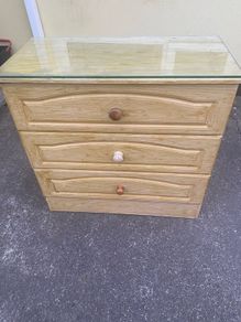 chest of drawers