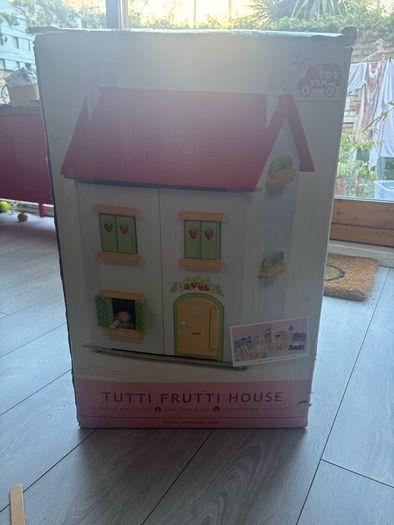 Le Toy Van wooden dolls house