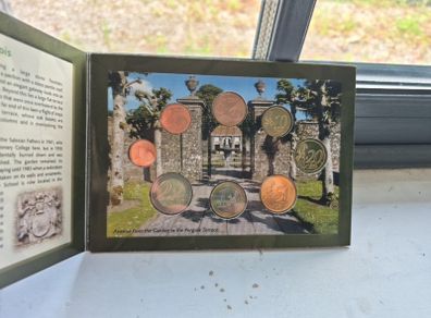 Ireland : Official Mint Set 2005. Heywood Gardens , Laois