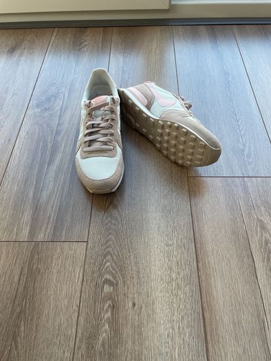 Nike Internationlist white/pink trainers