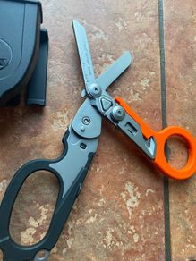 Leatherman raptor