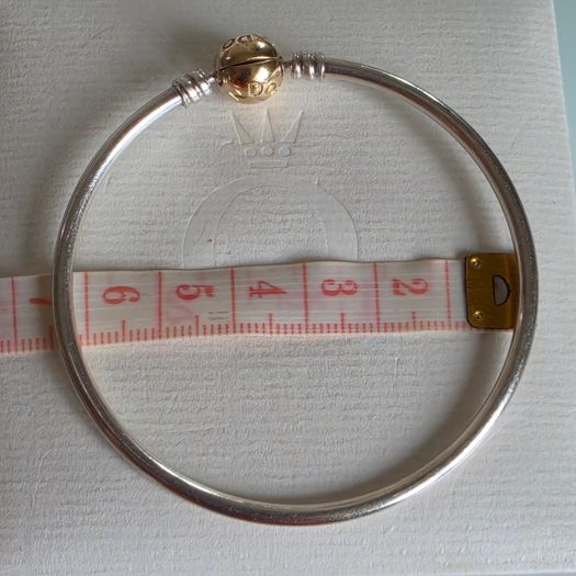 Pandora Moments two-tone bangle ir sterling silver with a 14k yellow gold ball clasp. (Size approx 19cm) for the right size please check all the photos (the bracelet is in very good condition)