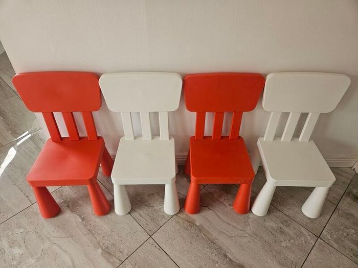 kids table and chairs