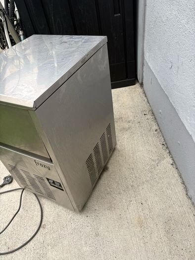 Frozy ice maker
