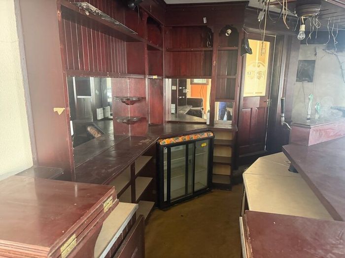 Bar and ice machine