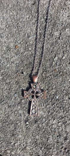 Vintage jewelry is sold individually for 5 to 10 euros