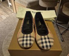 Burberry girls shoes
