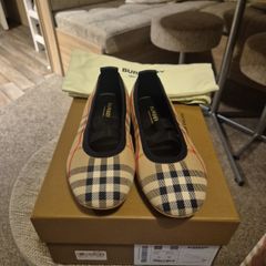 Burberry girls shoes
