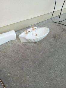 Bathroom sink