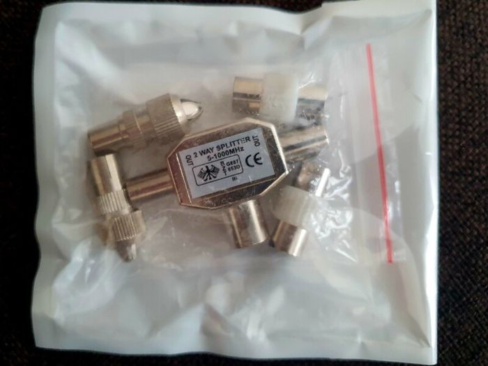 2-Way TV Aerial Splitter with RF Connectors Bundle