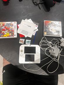 Nintendo 2DS Bundle + Smash Bros + Monster Hunter Generations + 2 Chargers