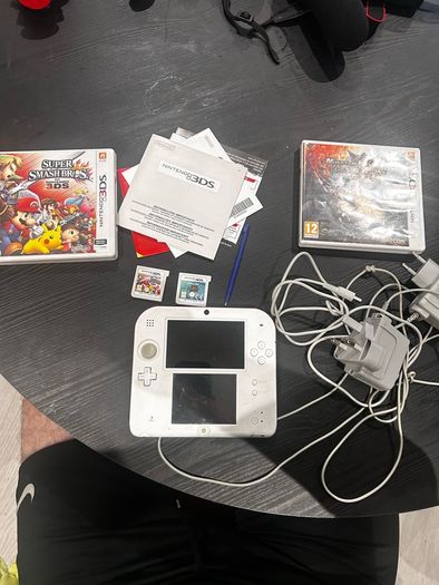 Nintendo 2DS Bundle + Smash Bros + Monster Hunter Generations + 2 Chargers
