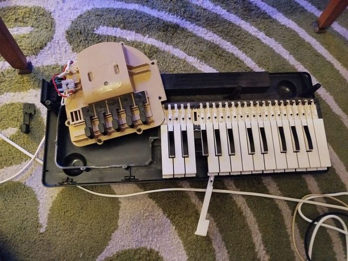 Bontempi B103 vintage fan / chord organ keyboard - BROKEN
