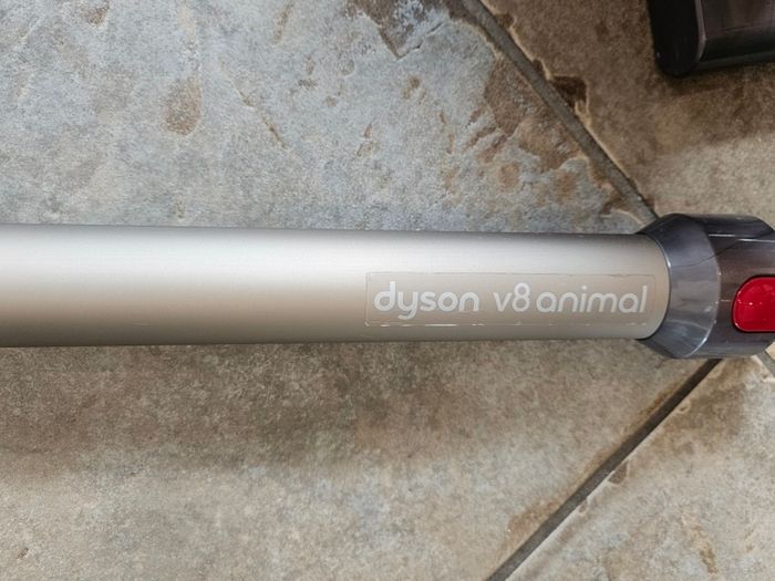 Dyson V8