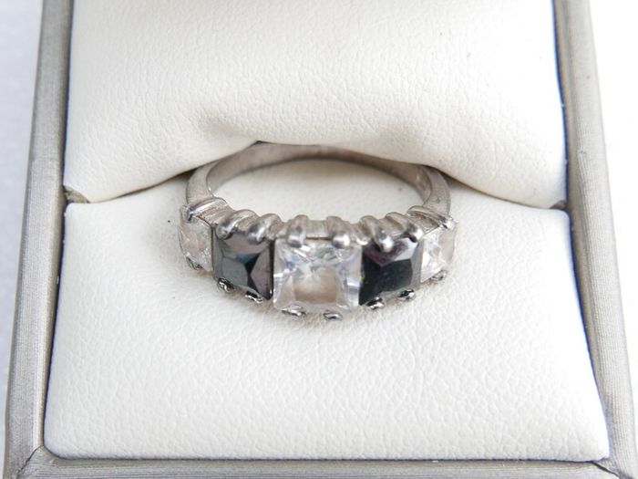 Vintage Sterling Silver 925  5-Stone Ring: Sapphire & Cubic Zirconia size P - 4,3g