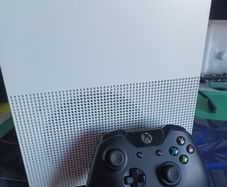 XBOX ONE S in great condition fully working