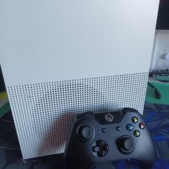 XBOX ONE S in great condition fully working