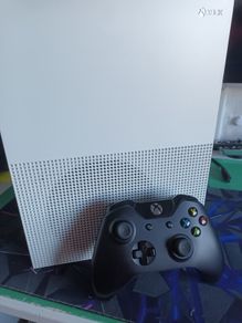XBOX ONE S in great condition fully working