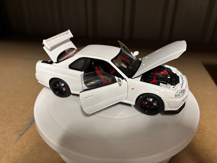 Nissan Skyline GTR R32 R34 1:18