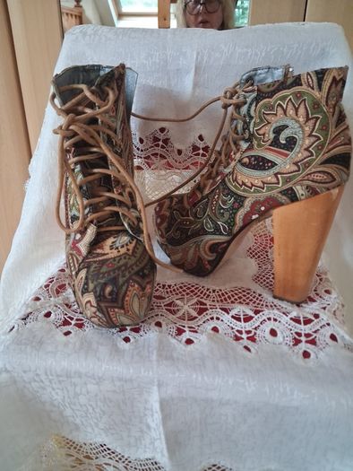 Truffle boots