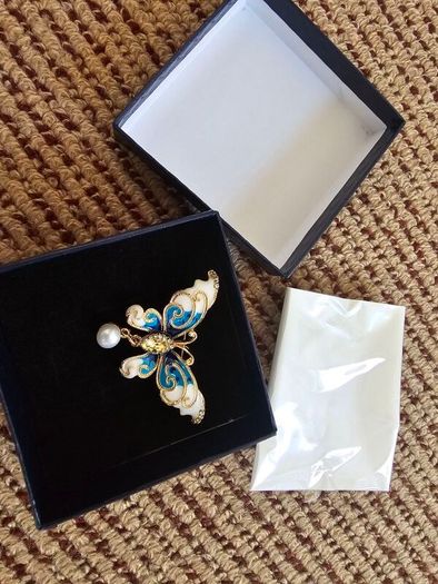 Brand New real pearl brooch