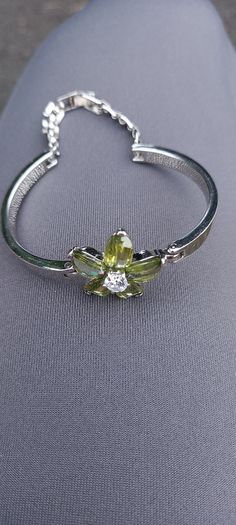Vintage jewelry is sold individually for 5 to 10 euros