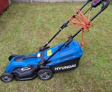Electric lawnmower
