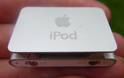 Apple iPod Shuffle 2nd Generation 1GB - Silver
