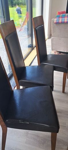 Extendable dining table and chairs. ( Need gone )