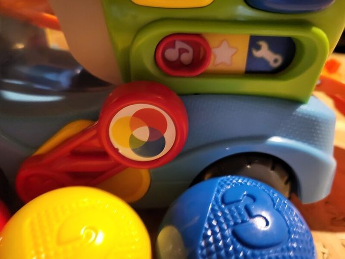 Leapfrog colour mixer truck
