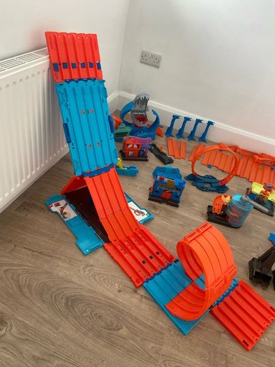 Large Hot Wheels Bundle. Tracks, Playsets & Accessories